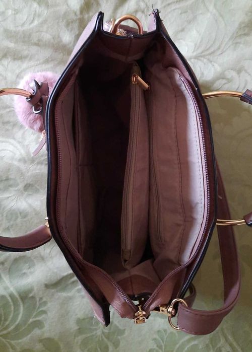 Carteira de Senhora cor de rosa escuro com pompom