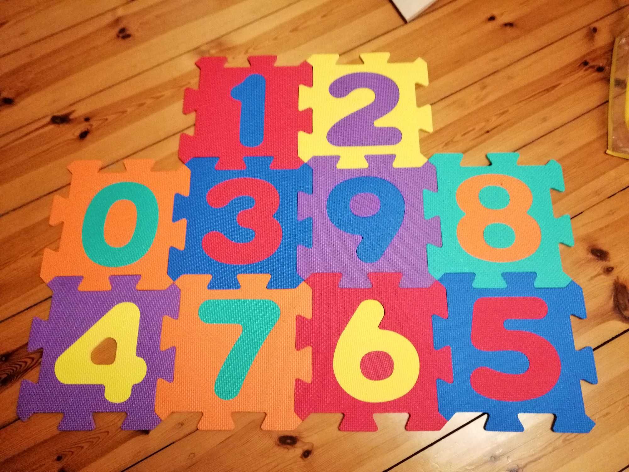 duże puzzle piankowe cyfry cyferki liczby 0-9 kolorowa mata piankowa