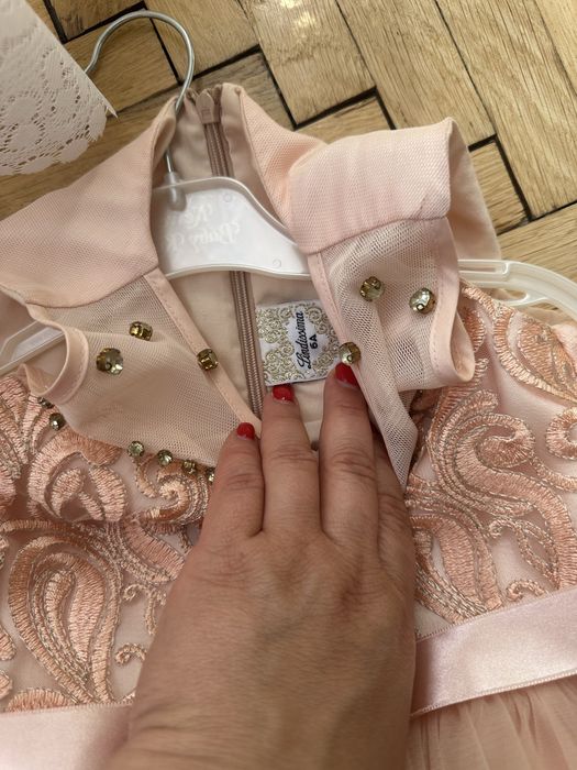 Чарівна сукня на дівчинку