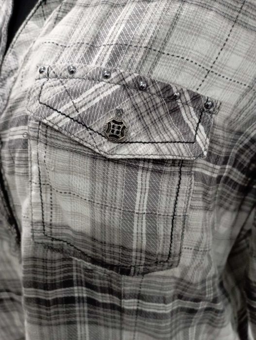 Koszula z ozdobnym krzyżem na plecach