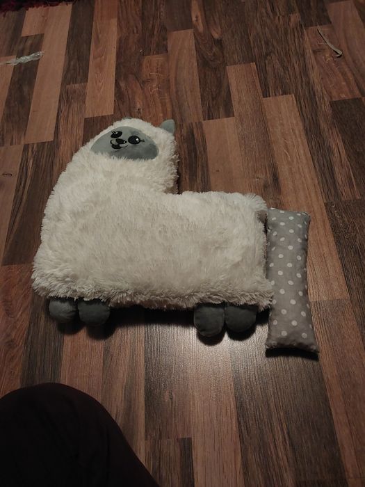 Grzejąca lama z pestkami wiśnie w środku lepsza niż termofor