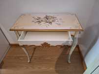 Mesa rústica pintada à mão