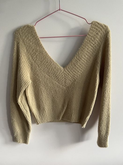 Sweterek crop top dekolt w serek open back