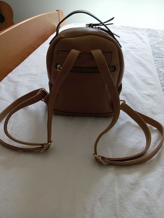 Mochila castanha com fecho