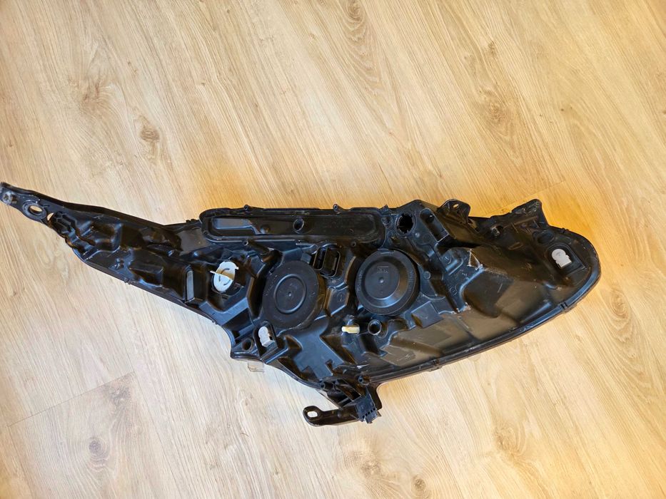 Lampa lewa przednia do Peugeota 208