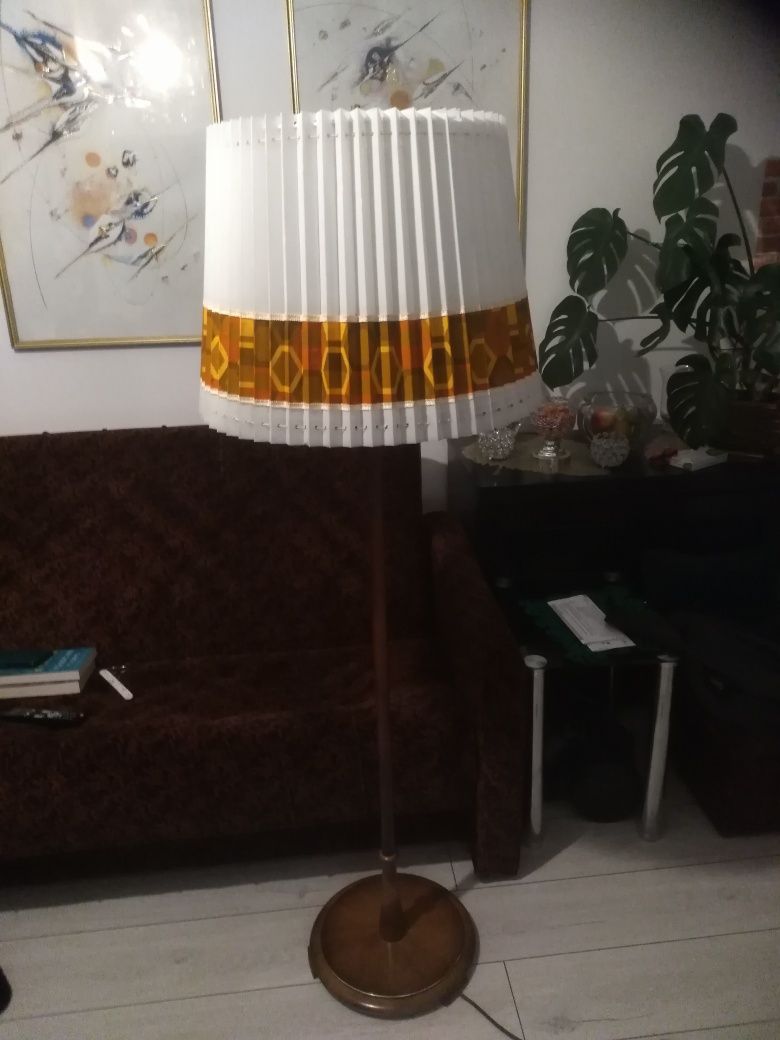 Lampa stojąca z abażurem