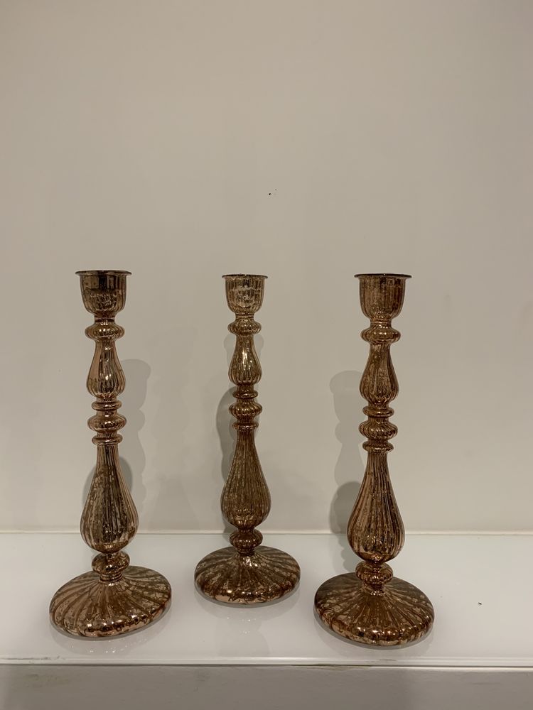 Um candelabro em cobre, da Miss Ètoile