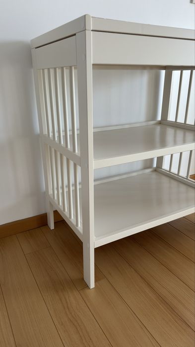 Cama com trocador e muda fraldas Ikea