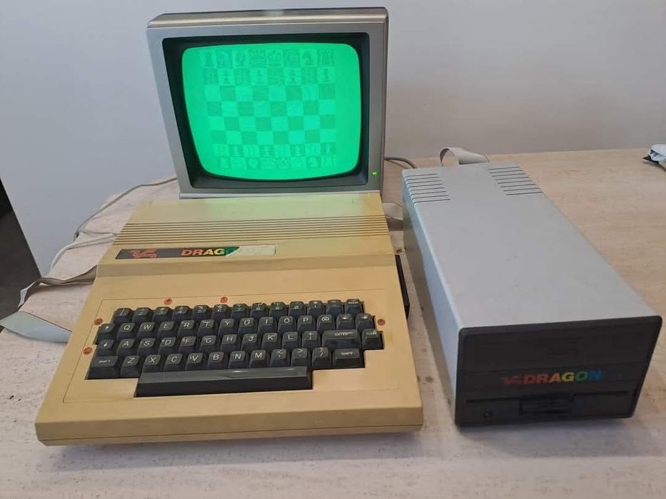Stary komputer Dragon 32 + monitor + stacja dyskietek.