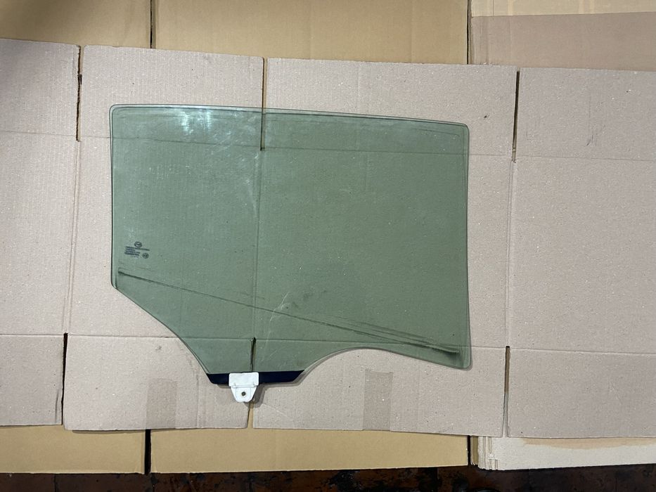Стекло заднее левое Mazda 3 13-17