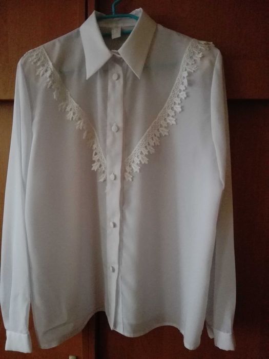 Nowa - biała z efektowną aplikacją, sztuczny jedwab, L/XL