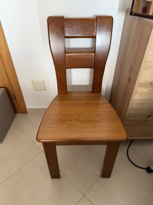 Mesa de jantar cerne, já desmontada, com 4 cadeias. Bom estado.
