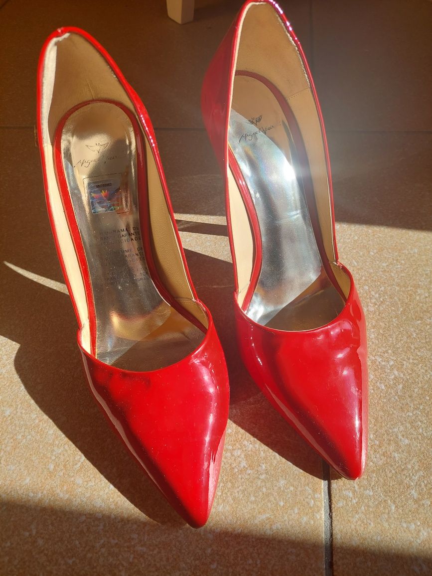 Sapatos de salto alto de verniz vermelho Miguel Vieira