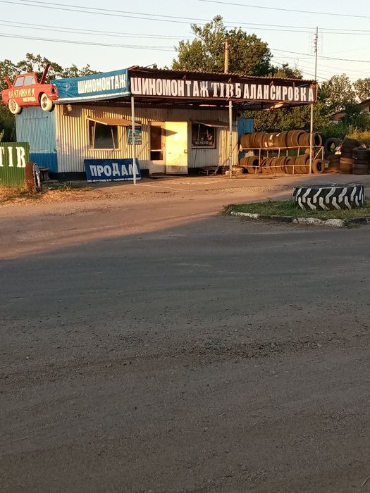 Шиномонтаж легковий  та вантажний.