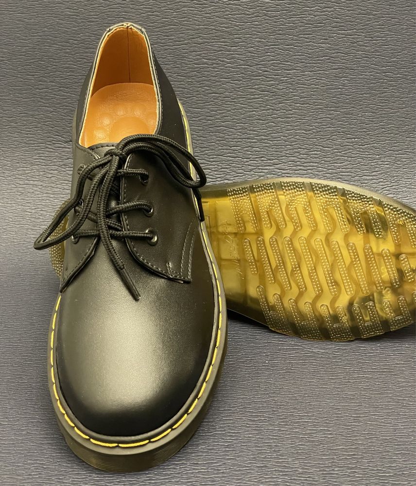 Półbuty glany klasyczne czarne unisex eleganckie Dr Martin