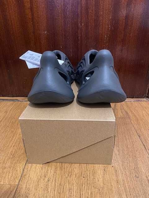 adidas Yeezy Foam RNR Onyx tamanho 43