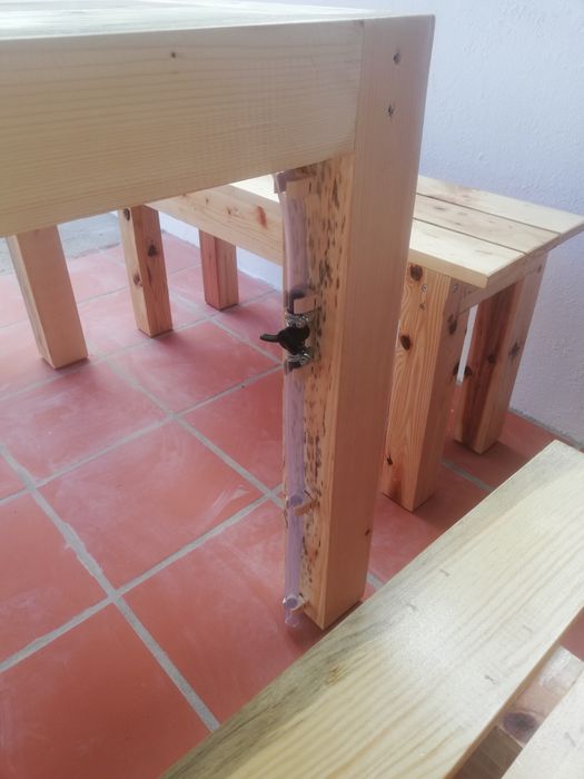 Conjunto de mesa e 4 bancos.