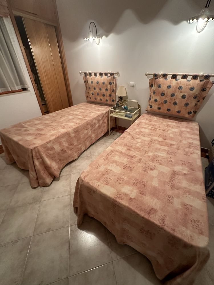 Vendo 2 camas c/ colchão novo + estrado
