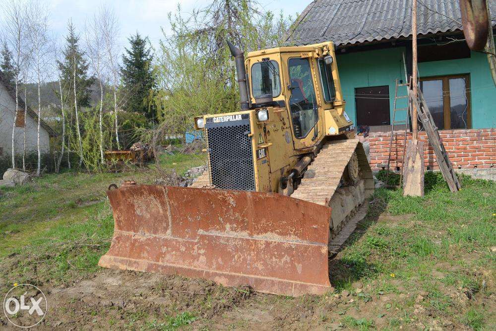 Usługi Spycharką Caterpillar D4 H XL, niwelowanie terenu pod budowę