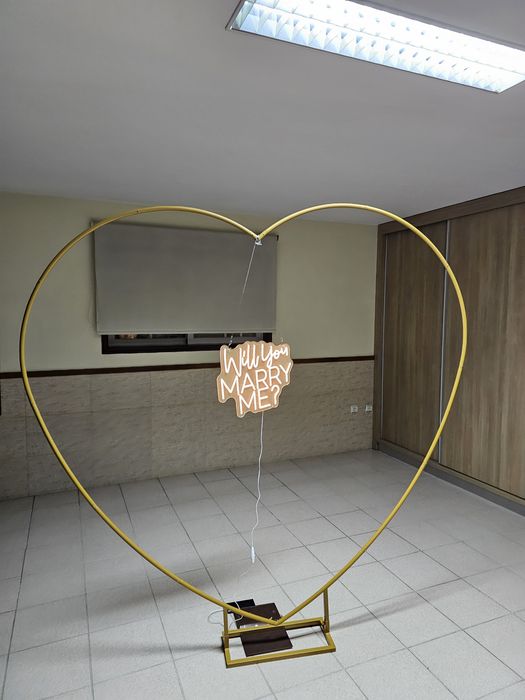 Alugo arco em forma de coração , com letreiro