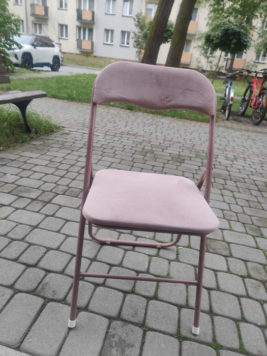 Welurowe różowe krzesło