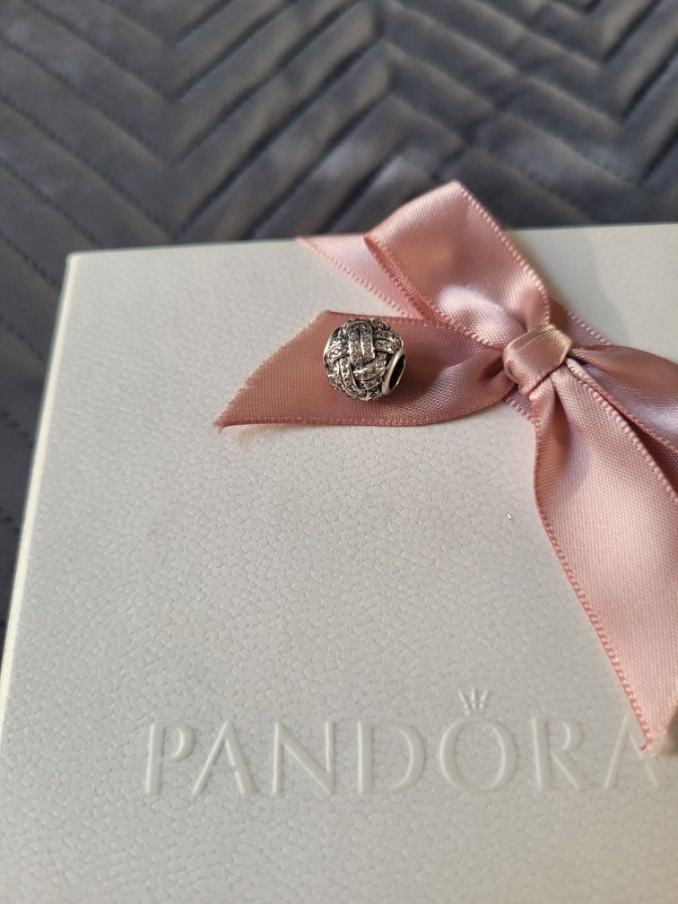 Pandora charms splot