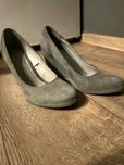 Buty zamszowe na koturnie