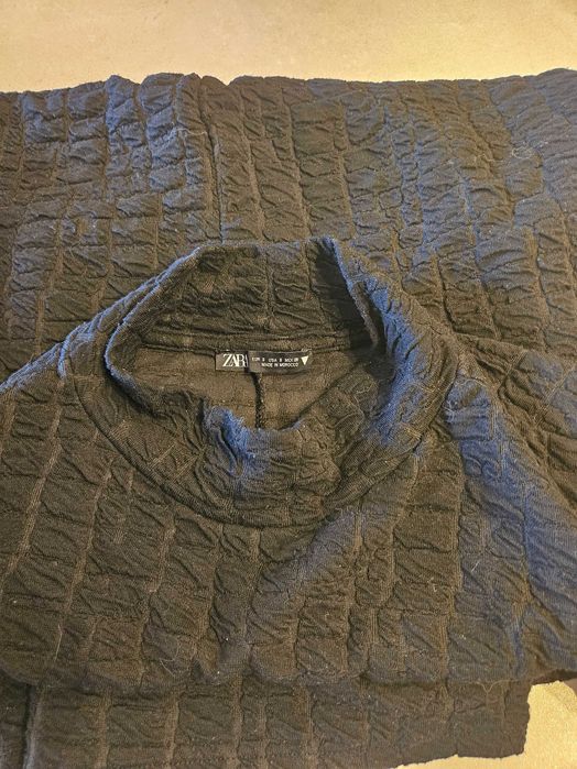 czarna sukienka z krótkim rękawem marki ZARA, rozmiar S