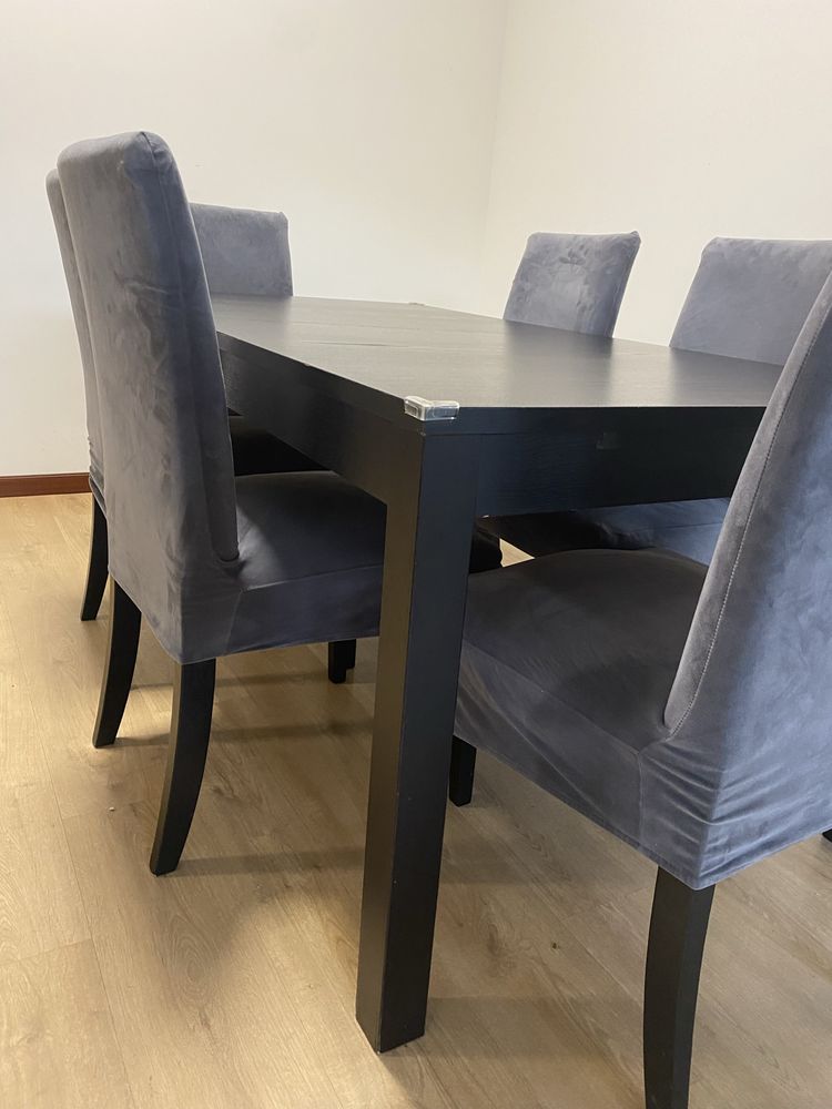 Conjunto mesa e cadeiras