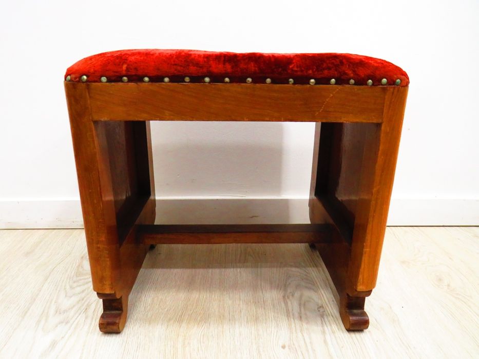 Banqueta em madeira.