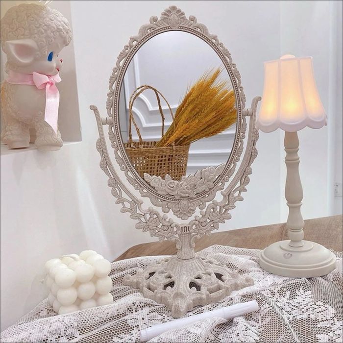Красиве дзеркало у вінтажному стилі
