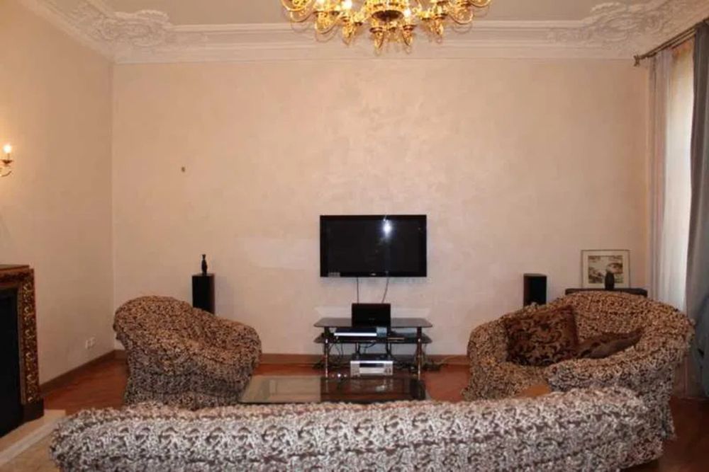 2-комнатная квартира на ул. Леонтовича, театр Музкомедии