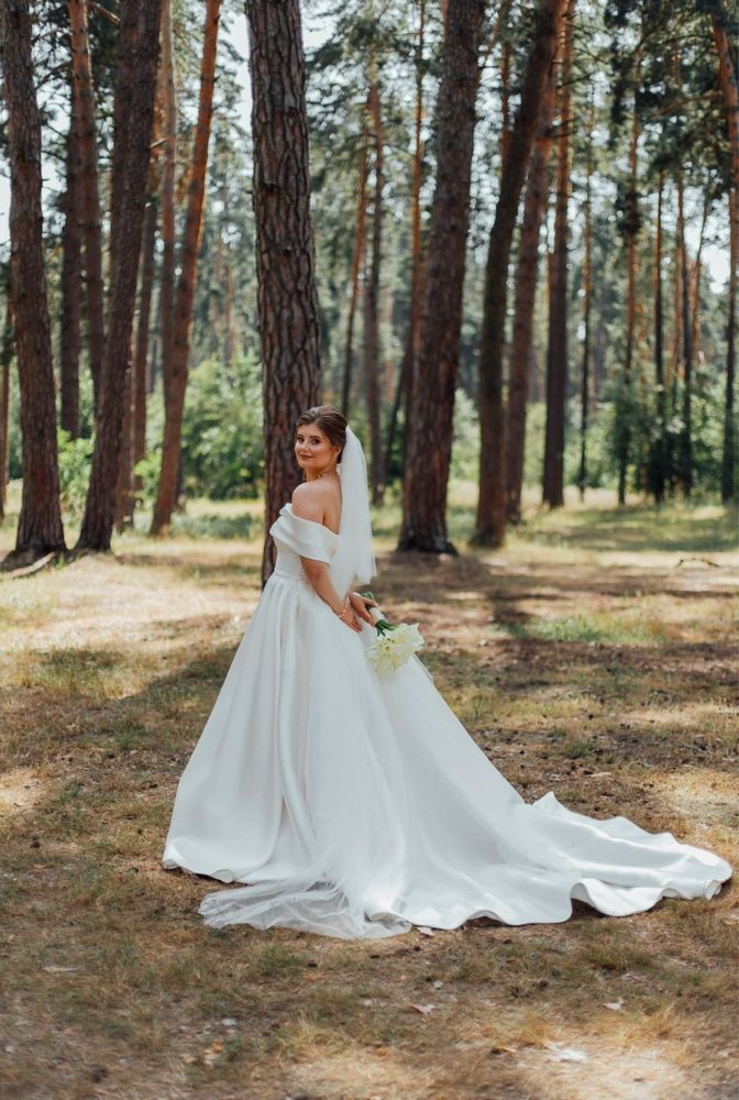 Весільна сукня Milla Nova з відкритими плечима і довгим шлейфом