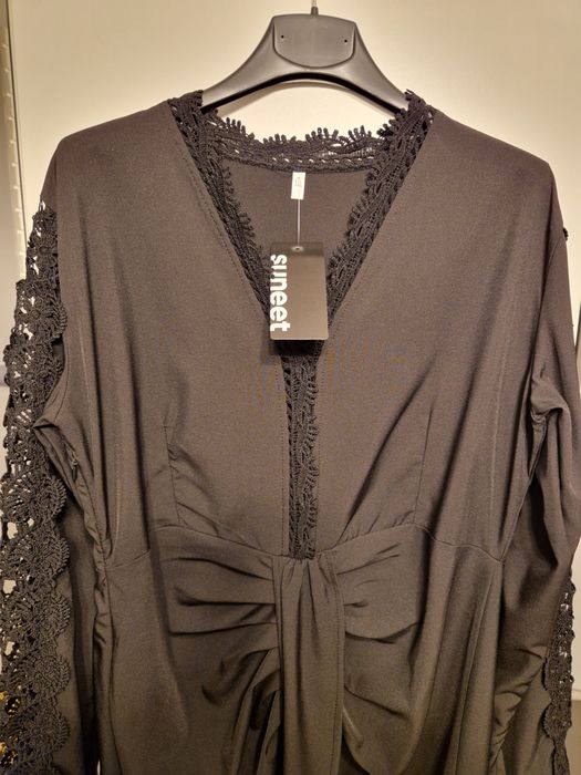 Czarna Sukienka wizytowa z rozcięciem midi