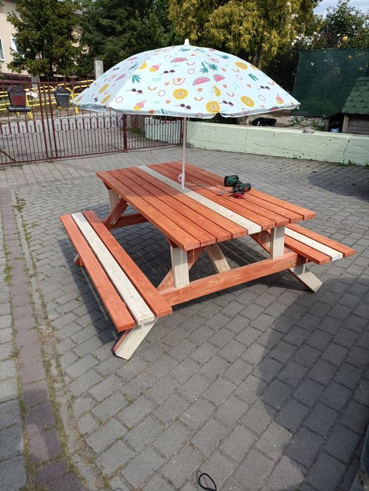 Stol z lawkami ,peknikowui