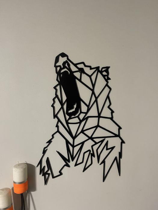 Geometryczny Niedźwiedź – Dekoracja Ścienna z Płyty HDF 57 × 39,5 cm