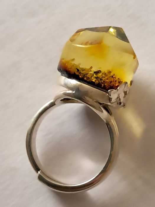 srebrny regulowany pierścionek z naturalnym bursztynem bałtyckim