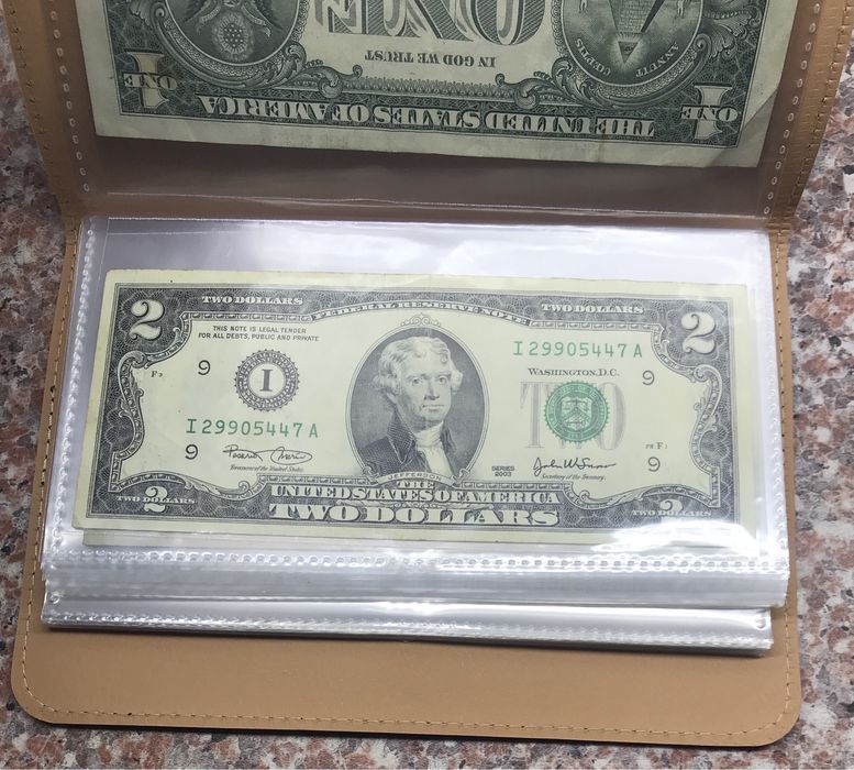 Альбом для банкнот на 50 аркушів.