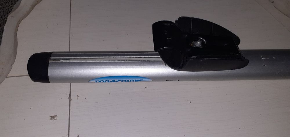 Vendo barras de tejadilho, com um seport para bicicleta.