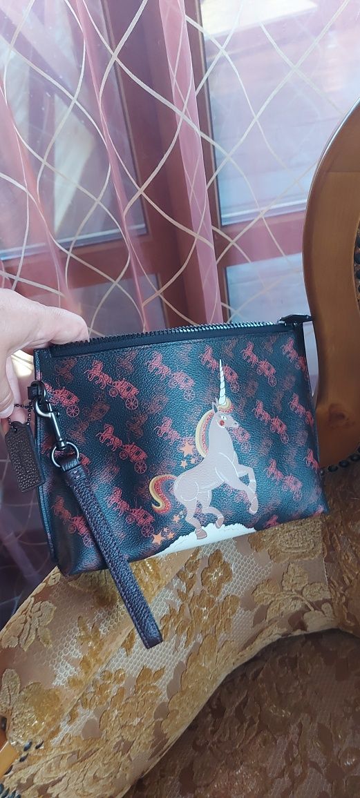 Шикарная новая сумка Coach Charlie Pouch оригинал