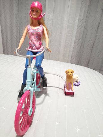 Barbie na bicicleta com os seus cães