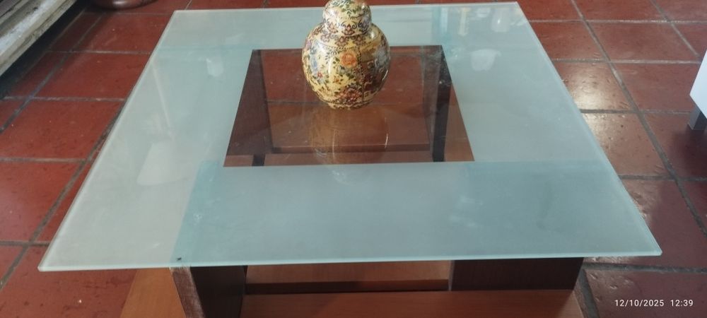 Mesa de centro com tampo vedro
