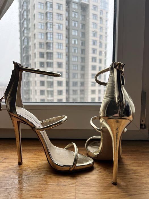 Босоніжки золотого кольору розмір 35 і 5 , 36