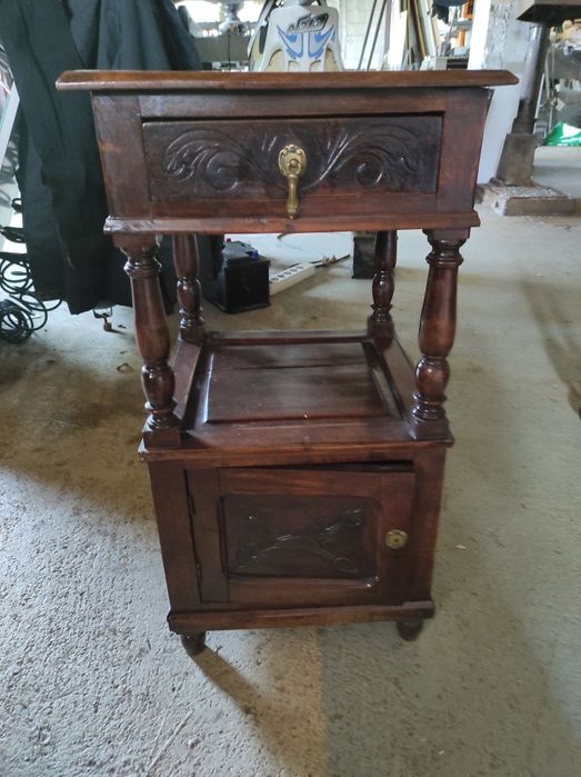 Vendo mesinha de cabeceira vintage em madeira D. João V