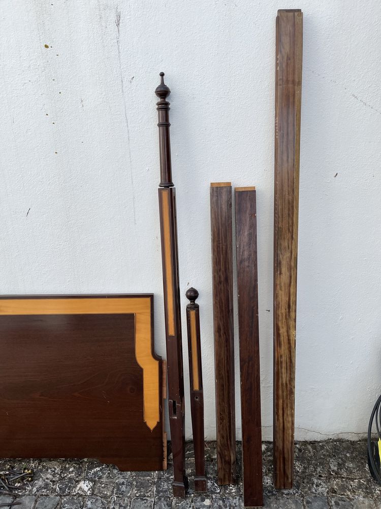 Cama de madeira com colchão e estrado