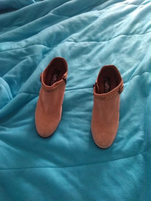 Botins bege em pele de altíssima qualidade nr. 36 marca Fátima Alves