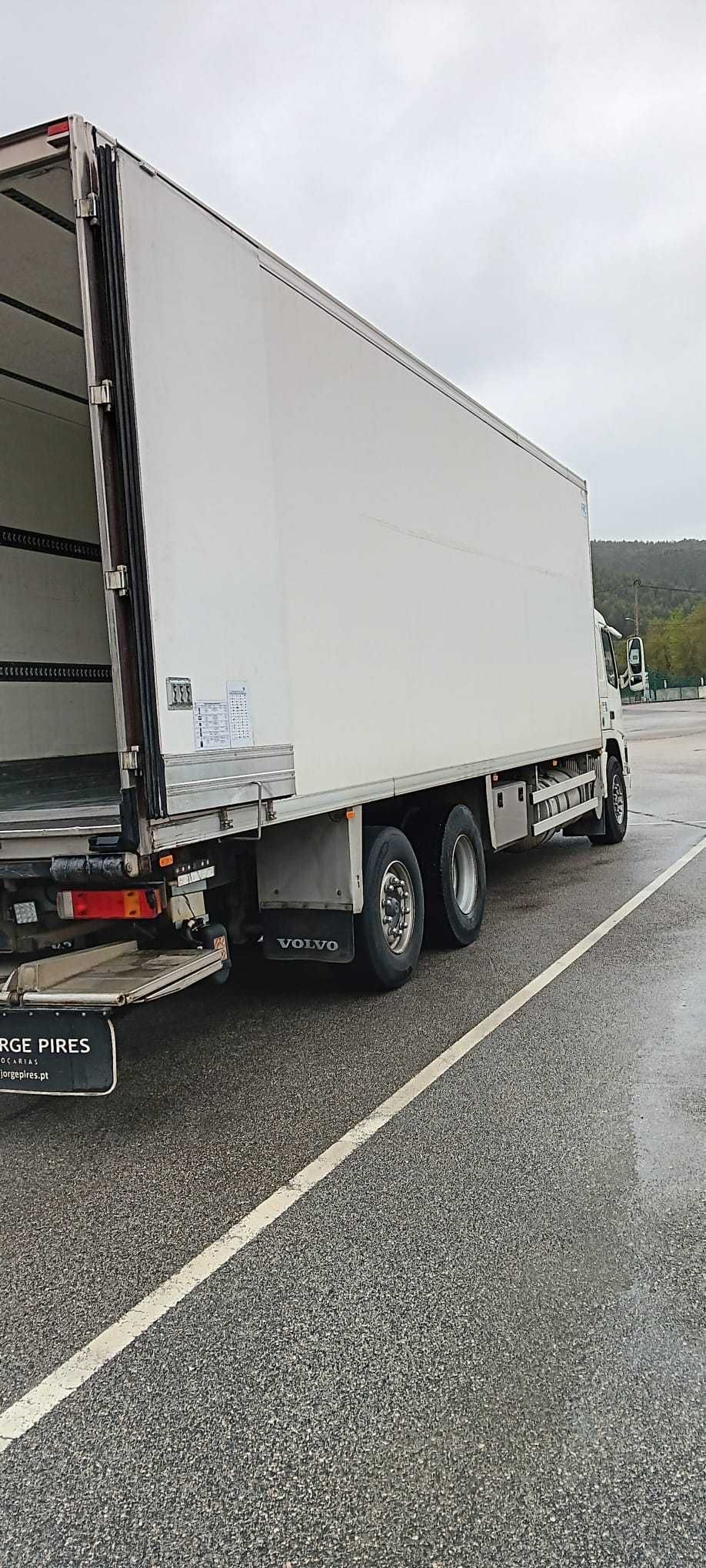 Volvo Camião frigorifico de três eixos com plataforma