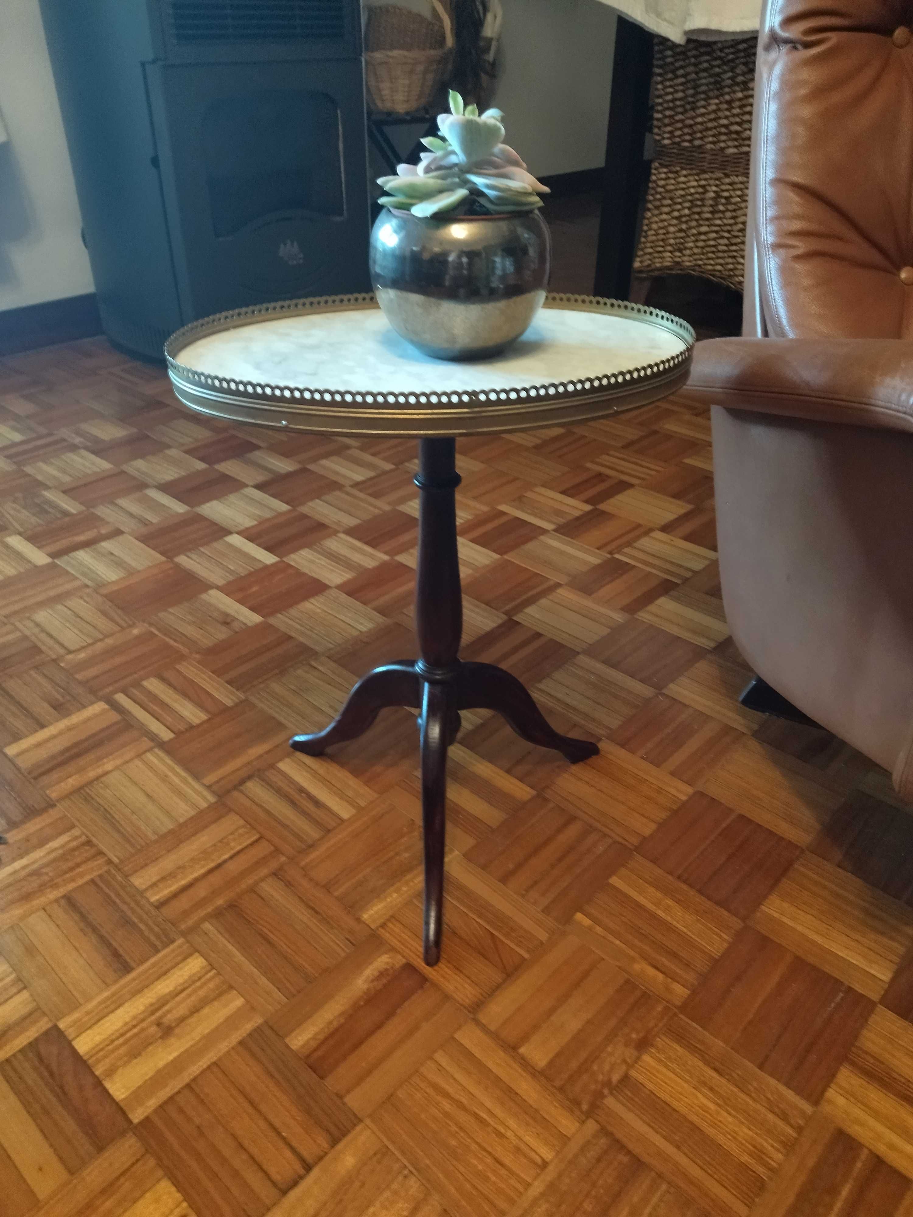Mesa de apoio com pé de galo e tampo em mármore