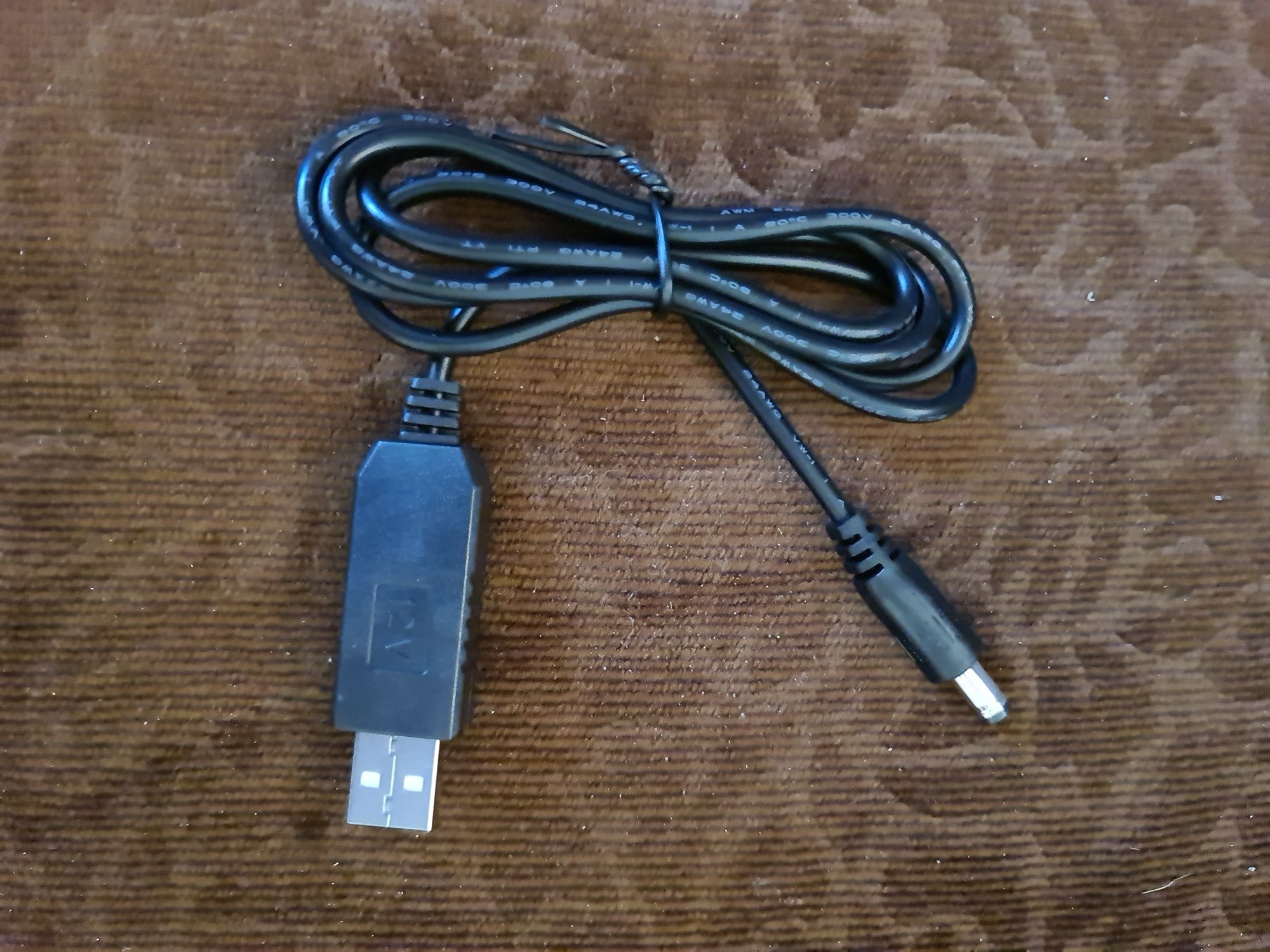 Кабелі 9 і 12 вольт usb для роутера.