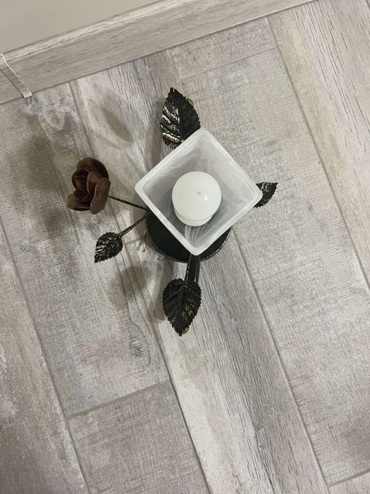 Красива металева люстра на одну лампочку